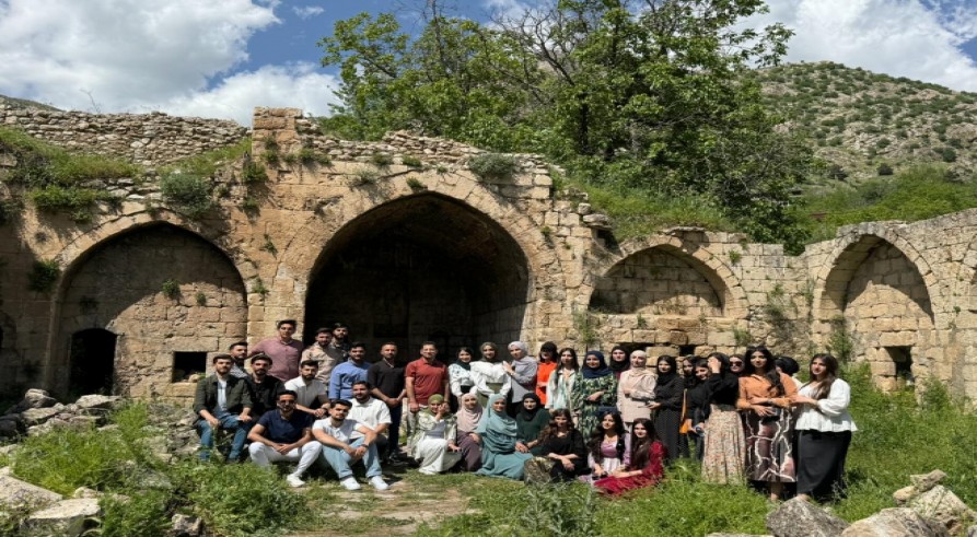 قوتابیێن پشکا مێژوویێ ل زانکۆیا زاخۆ چوونە قوتابخانا قوبەهان ل باژێرێ ئامێدیێ